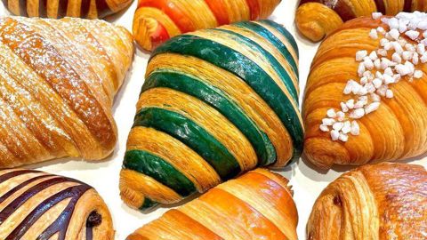 Les croissants bicolores, aux parfums qui changent au gré des saisons, sont l’un des grands succès de la maison. © D.R.